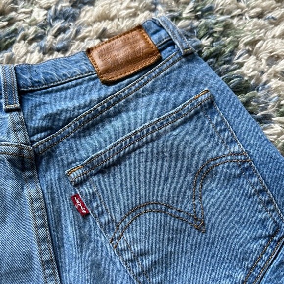 Levi’s Ribcage Short - Picture 3 of 4